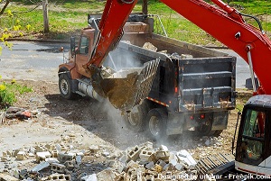 Bagger hebt Bauschutt aus - Bodenanalyse nach LAGA